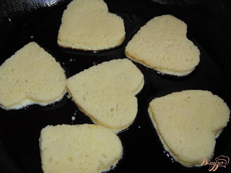 Фото приготовление рецепта: Яичные гренки с клубникой на завтрак для любимого шаг №4