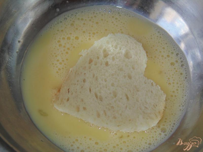 Фото приготовление рецепта: Яичные гренки с клубникой на завтрак для любимого шаг №3