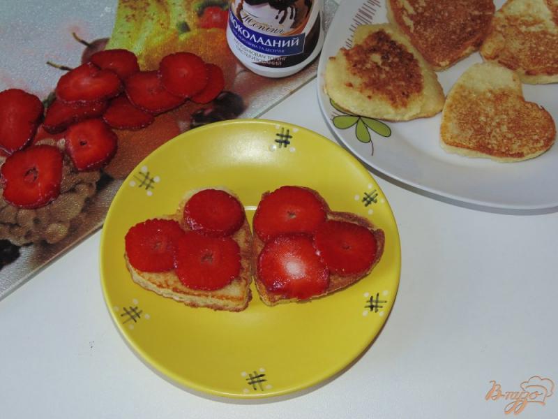 Фото приготовление рецепта: Яичные гренки с клубникой на завтрак для любимого шаг №6