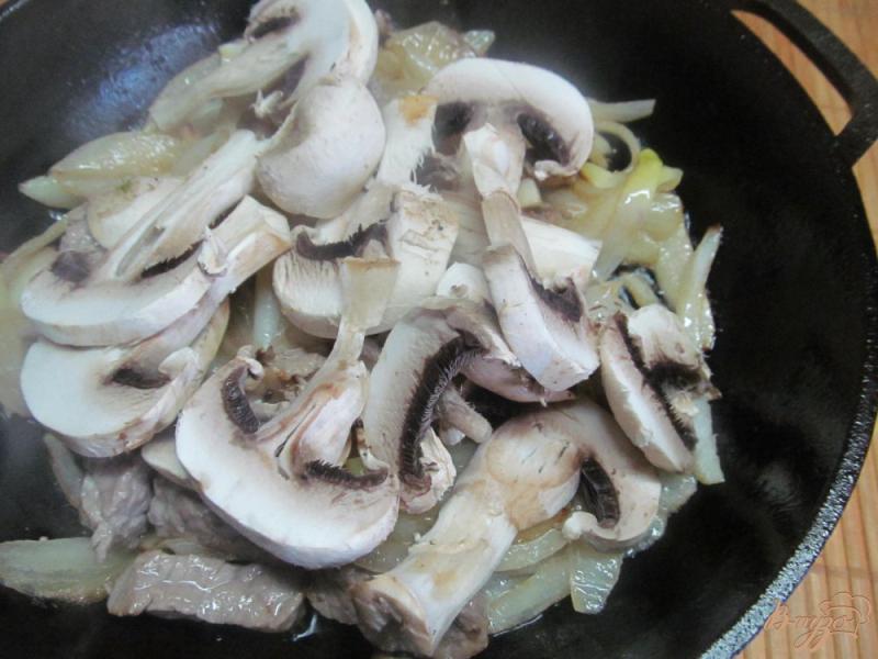 Фото приготовление рецепта: Свинина с грибами под хлебной крошкой шаг №2