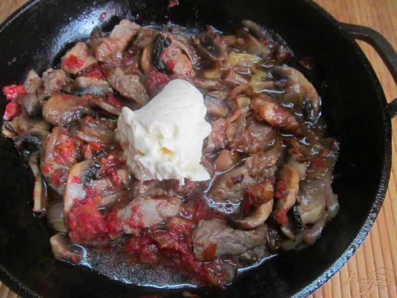 Фото приготовление рецепта: Свинина с грибами под хлебной крошкой шаг №4