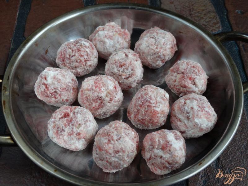 Фото приготовление рецепта: Мясные шарики с творогом в соусе шаг №4
