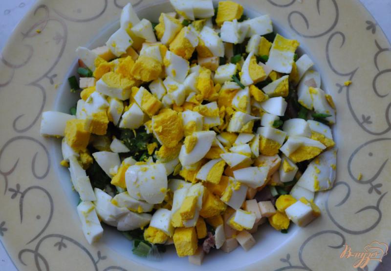 Фото приготовление рецепта: Салат с копченым мясом,  сыром и помидорами шаг №4