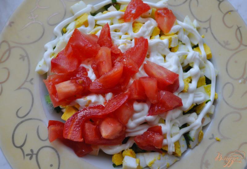 Фото приготовление рецепта: Салат с копченым мясом,  сыром и помидорами шаг №5