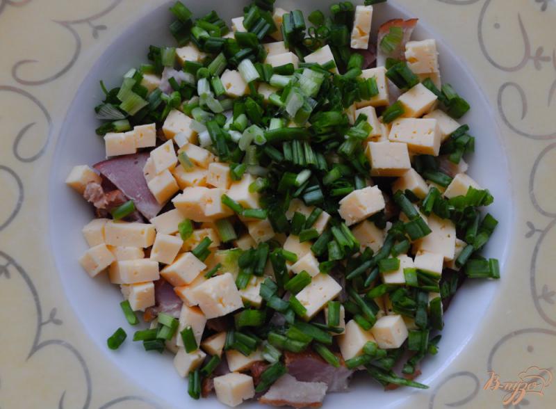Фото приготовление рецепта: Салат с копченым мясом,  сыром и помидорами шаг №3