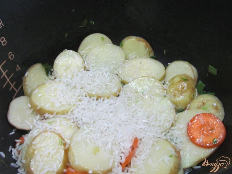 Фото приготовление рецепта: Рисовая каша с овощами и фрикадельками в мультиварке шаг №3