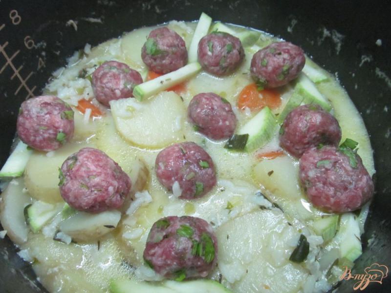 Фото приготовление рецепта: Рисовая каша с овощами и фрикадельками в мультиварке шаг №7