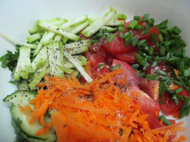Фото приготовление рецепта: Салат с помидором и морковью шаг №3