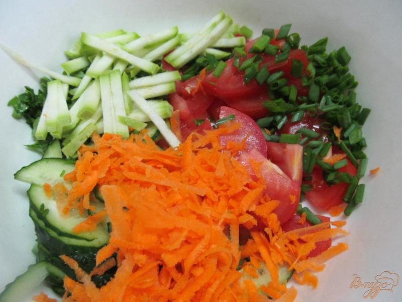 Фото приготовление рецепта: Салат с помидором и морковью шаг №2