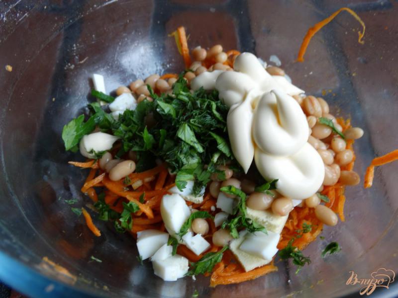 Фото приготовление рецепта: Салат с фасолью и корейской морковью шаг №4