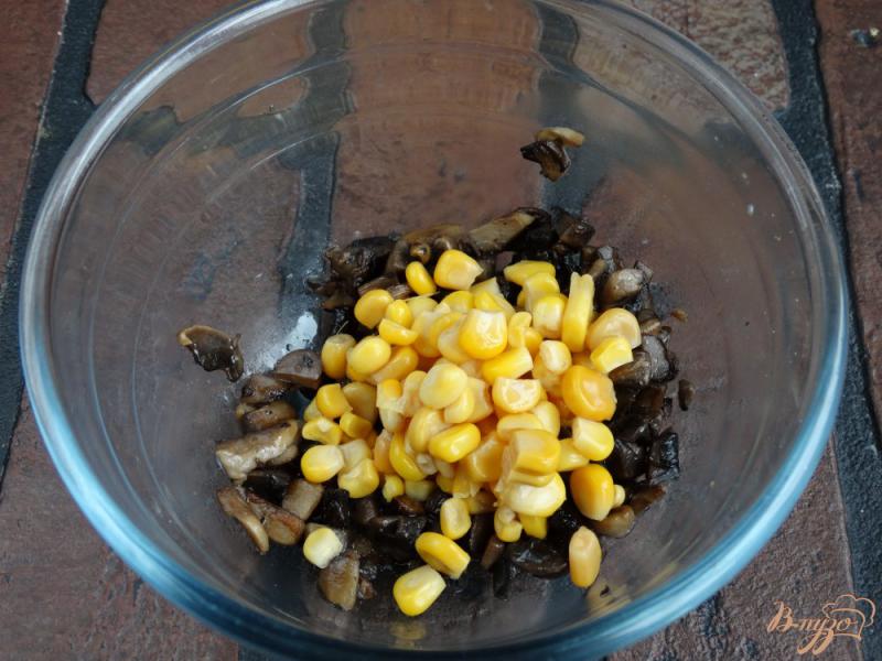 Фото приготовление рецепта: Бублики фаршированные грибами и кукурузой шаг №4