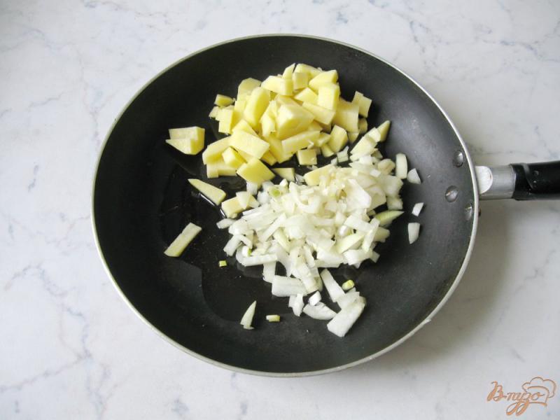Фото приготовление рецепта: Суп-пюре с кабачком и грибами шаг №2