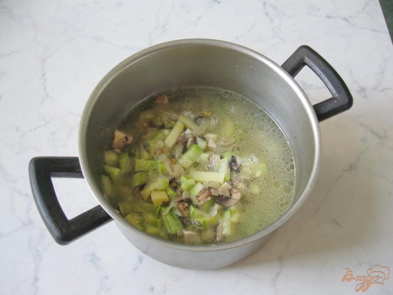 Фото приготовление рецепта: Суп-пюре с кабачком и грибами шаг №6