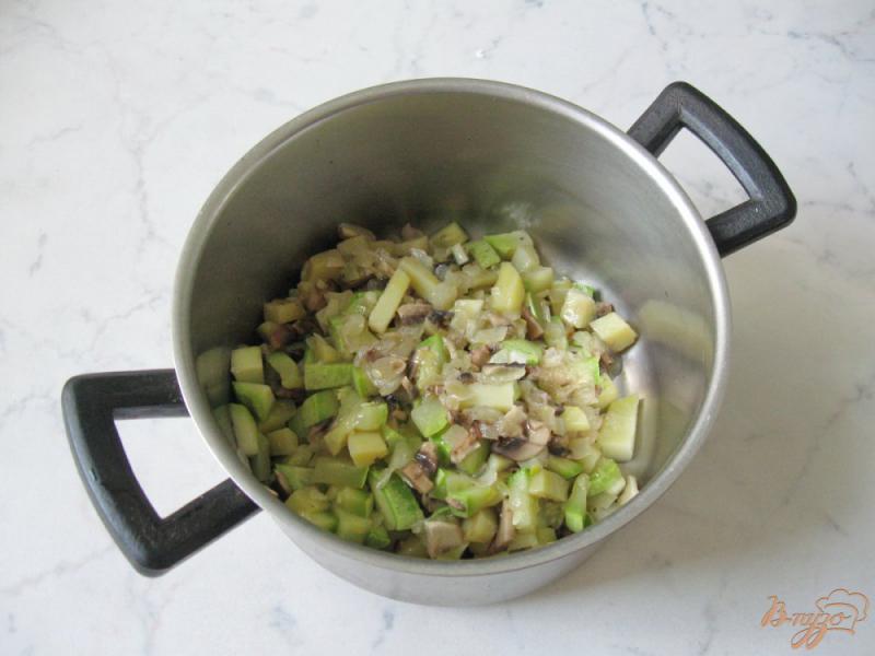 Фото приготовление рецепта: Суп-пюре с кабачком и грибами шаг №5