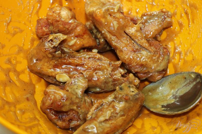 Фото приготовление рецепта: Крылья фри в медово - горчичном соусе и кунжуте шаг №5