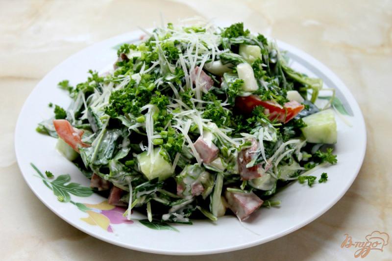 Фото приготовление рецепта: Салат с листьями, моцареллой и копченой колбасой шаг №7