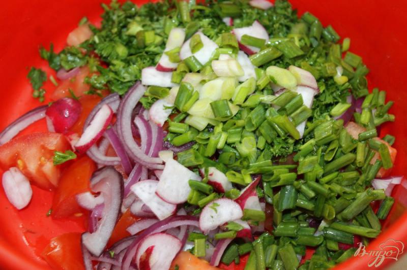 Фото приготовление рецепта: Салат с помидором, рукколой и крымским маринованным луком шаг №3