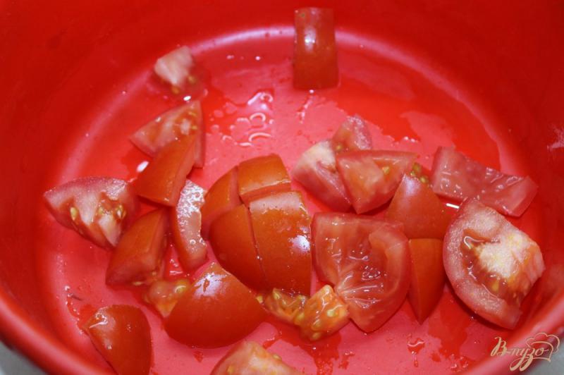 Фото приготовление рецепта: Салат с помидором, рукколой и крымским маринованным луком шаг №1