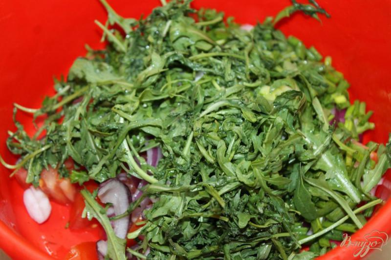 Фото приготовление рецепта: Салат с помидором, рукколой и крымским маринованным луком шаг №4