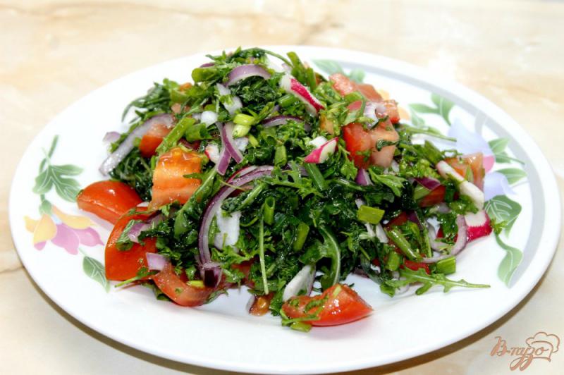Фото приготовление рецепта: Салат с помидором, рукколой и крымским маринованным луком шаг №5