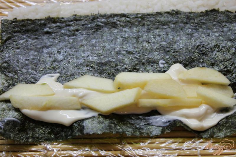Фото приготовление рецепта: Суши в кунжуте с яблоком и омлетом шаг №4