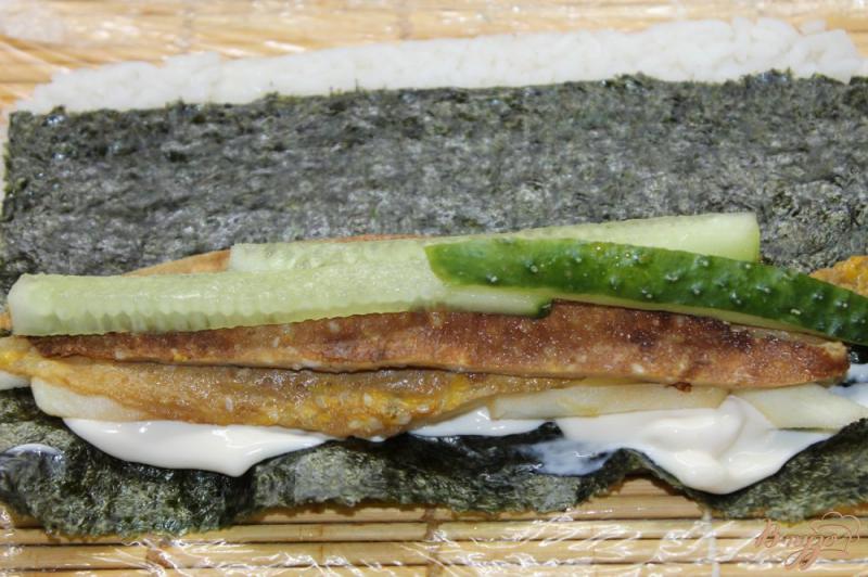 Фото приготовление рецепта: Суши в кунжуте с яблоком и омлетом шаг №6