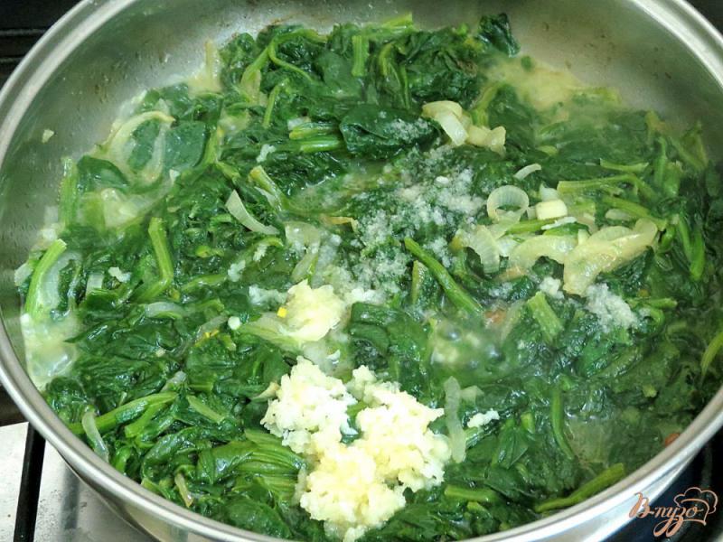 Фото приготовление рецепта: Тушёный шпинат со сметаной. шаг №7