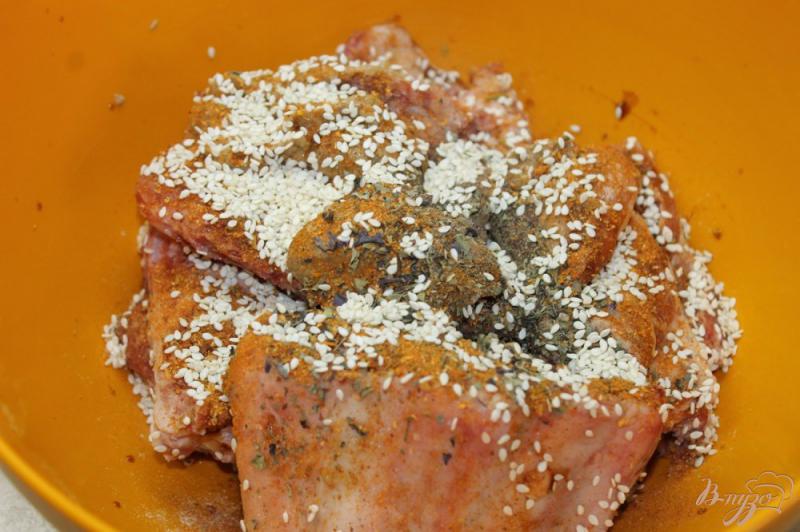 Фото приготовление рецепта: Тушенные свиные ребра с горчицей и итальянскими травами шаг №3
