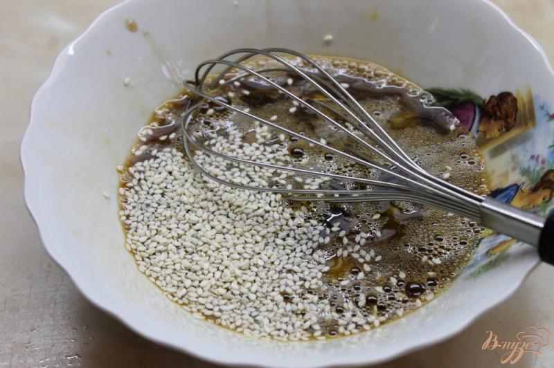 Фото приготовление рецепта: Суши завернутые в омлете с начинкой из соленой семги и огурца шаг №3