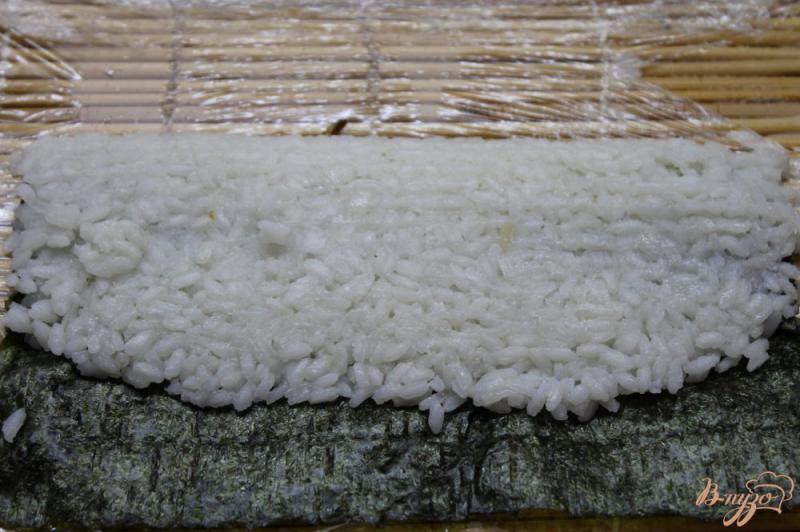 Фото приготовление рецепта: Суши завернутые в омлете с начинкой из соленой семги и огурца шаг №5