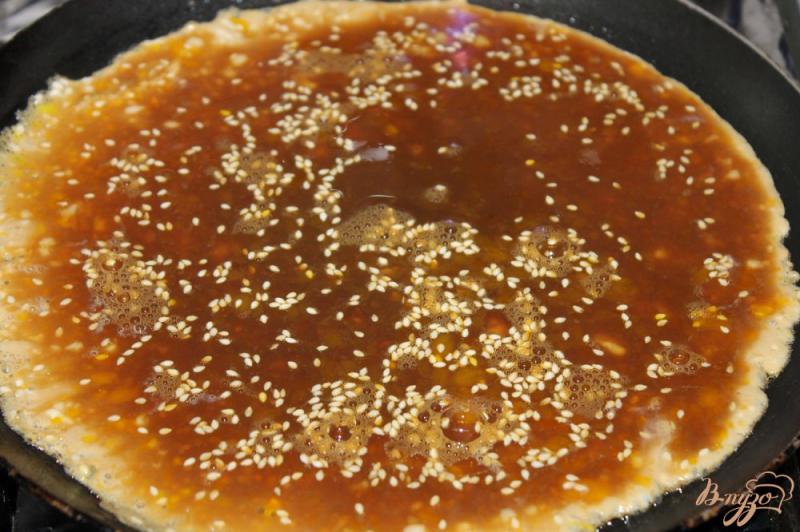 Фото приготовление рецепта: Суши завернутые в омлете с начинкой из соленой семги и огурца шаг №4