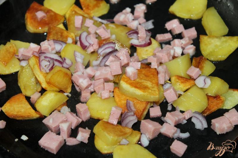 Фото приготовление рецепта: Горячая сковорода с картофелем, колбасой и овощами под сыром шаг №3