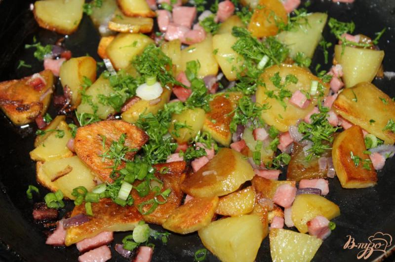 Фото приготовление рецепта: Горячая сковорода с картофелем, колбасой и овощами под сыром шаг №4