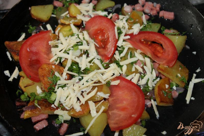 Фото приготовление рецепта: Горячая сковорода с картофелем, колбасой и овощами под сыром шаг №5
