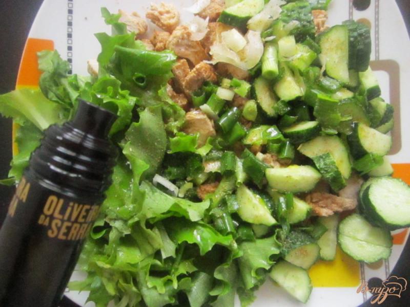 Фото приготовление рецепта: Салат с курицей и зеленью шаг №4