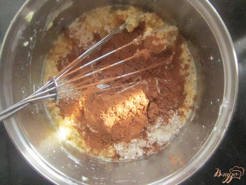 Фото приготовление рецепта: Шоколадный кекс с нутеллой и орехами шаг №4