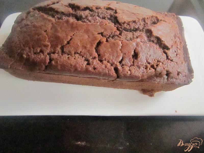 Фото приготовление рецепта: Шоколадный кекс с нутеллой и орехами шаг №6
