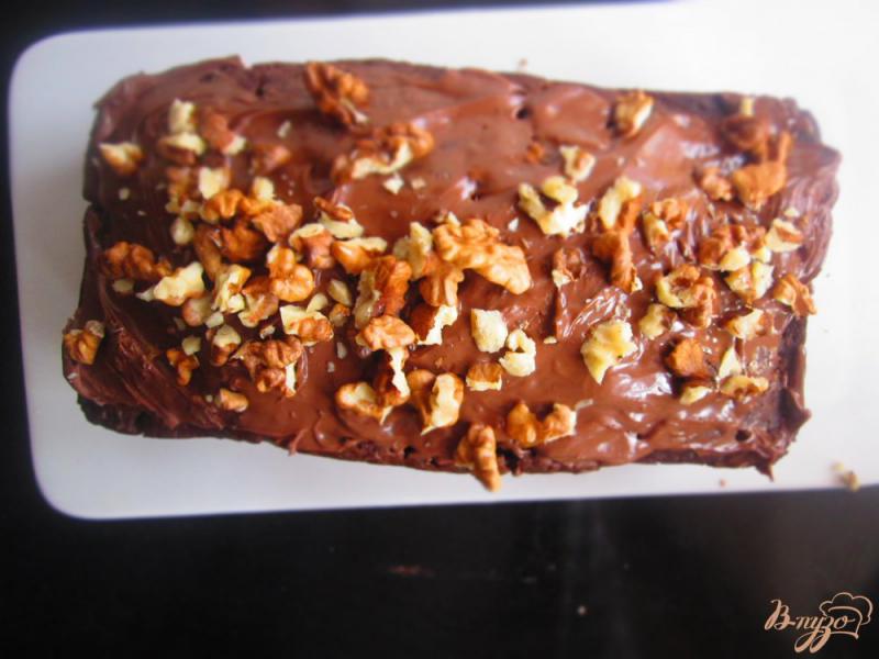 Фото приготовление рецепта: Шоколадный кекс с нутеллой и орехами шаг №7