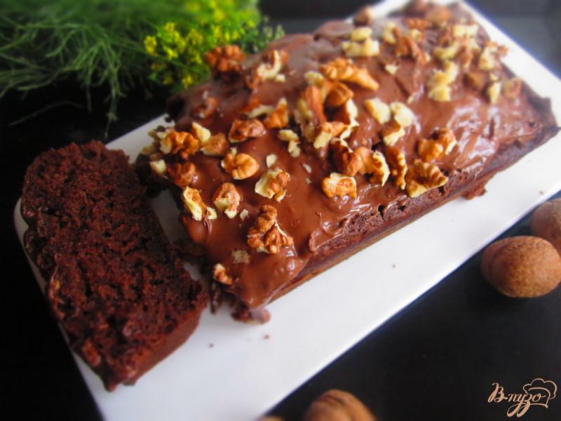 Фото приготовление рецепта: Шоколадный кекс с нутеллой и орехами шаг №8