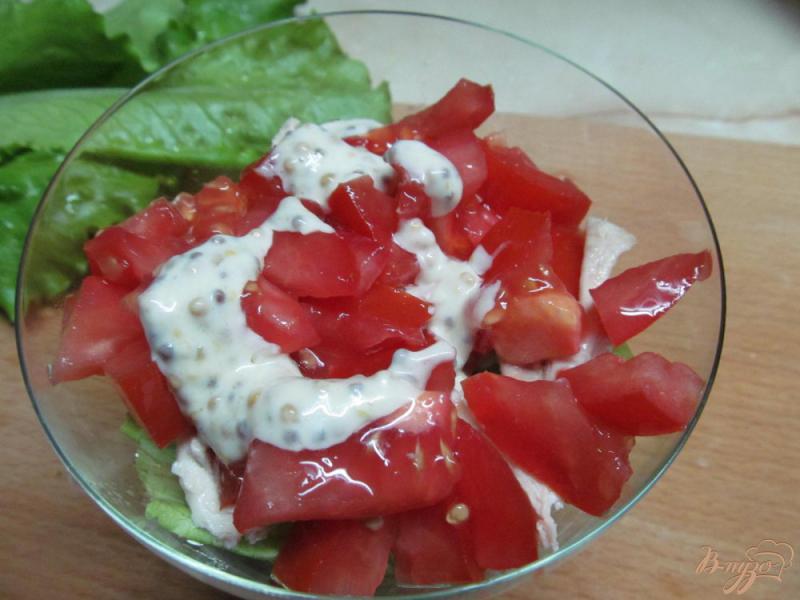 Фото приготовление рецепта: Салат с помидором и курицей шаг №3