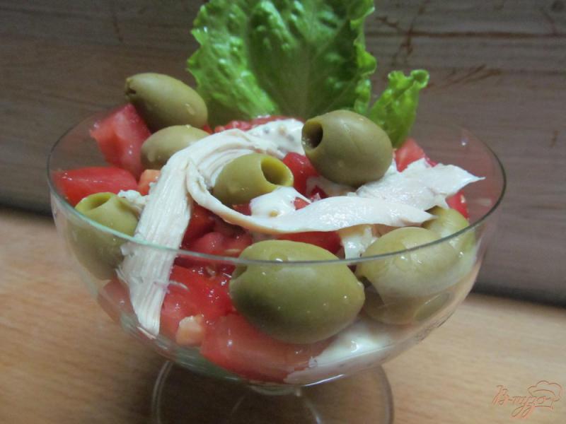 Фото приготовление рецепта: Салат с помидором и курицей шаг №4