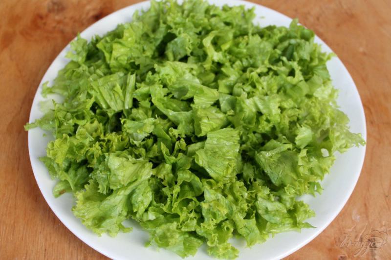 Фото приготовление рецепта: Зеленый салат с маринованным луком и свеклой шаг №1