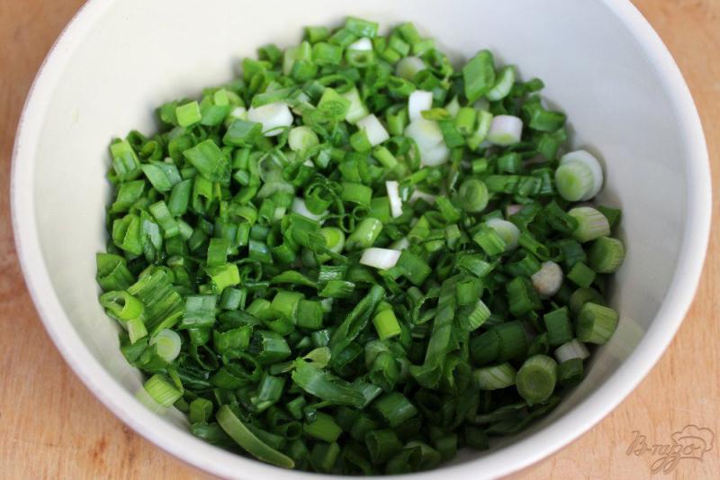 Фото приготовление рецепта: Зеленый салат с маринованным луком и свеклой шаг №2