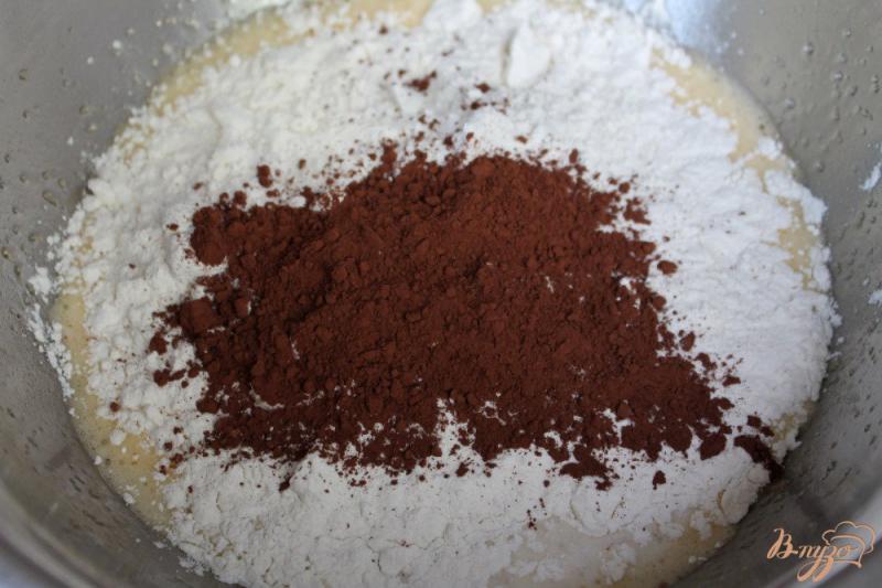 Фото приготовление рецепта: Шоколадный пирог с изюмом шаг №3