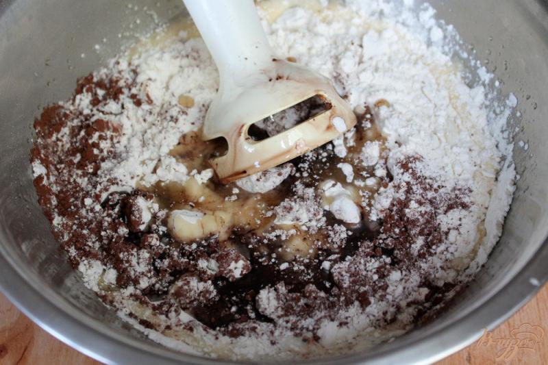 Фото приготовление рецепта: Шоколадный пирог с изюмом шаг №4