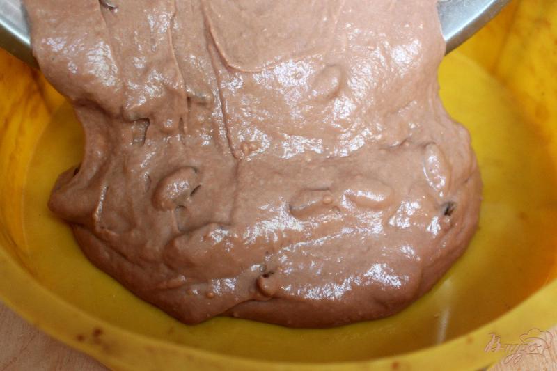 Фото приготовление рецепта: Шоколадный пирог с изюмом шаг №6