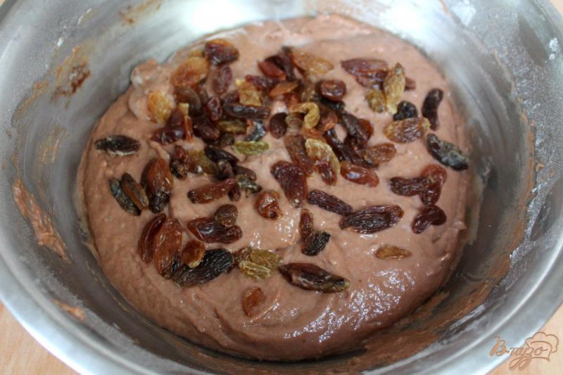 Фото приготовление рецепта: Шоколадный пирог с изюмом шаг №5