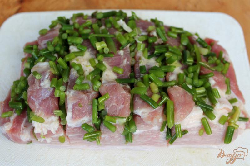 Фото приготовление рецепта: Свинина запеченная с чесночными стрелами шаг №3