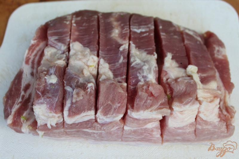 Фото приготовление рецепта: Свинина запеченная с чесночными стрелами шаг №2