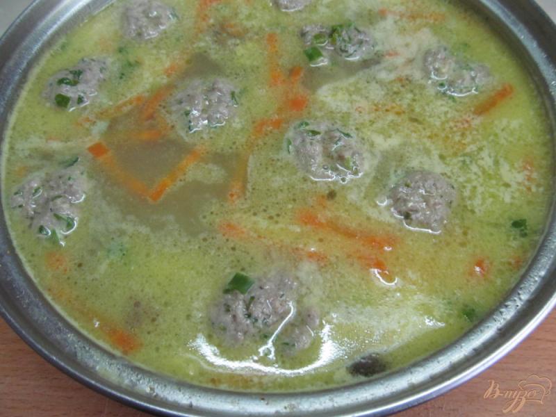 Фото приготовление рецепта: Суп с молодой капустой и фрикадельками шаг №4